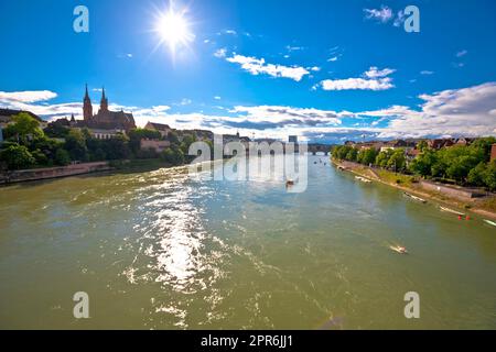 Blick auf den Rhein in Basel von der Brücke Stockfoto