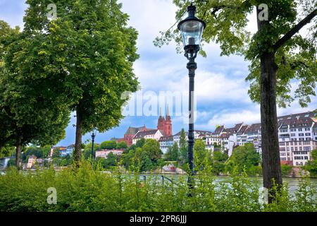 Blick auf den Rhein und das Baseler Münster Stockfoto