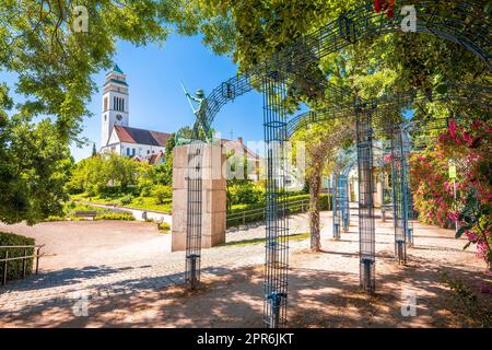 Blick auf den Blumengarten der Stadt Kehl, Park und Kirche Stockfoto