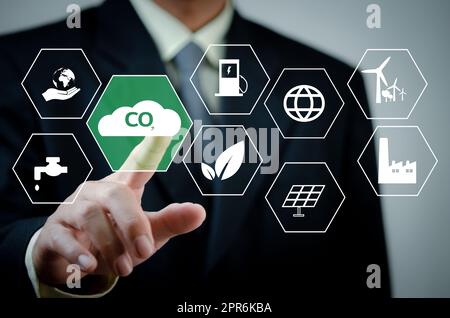 Geschäftsmann Hand berührt globale Erwärmung Renewable energya virtuellen Bildschirm. Reduzierung der Emissionen von CO2. Nachhaltiges Business Development Konzept . Stockfoto