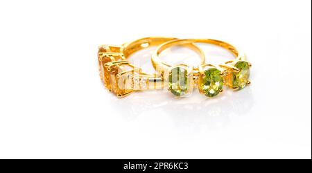 Citrin und Peridot mit Diamantschweiß oder Edelsteinring auf weißem Hintergrund mit Reflexion. Kollektion von natürlichen Edelsteinen Accessoires. Studioaufnahme Stockfoto