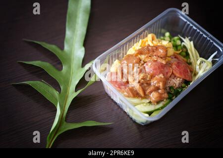 Nahaufnahme von Reis gemischt mit Garnelenpaste in Paket Lieferung . Thailändisches Essen Stockfoto