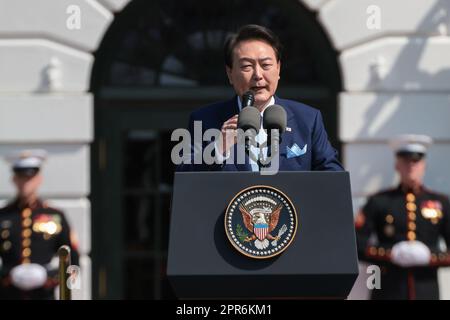 Washington, USA. 26. April 2023. Präsident Yoon Suk-Yeol von der Republik Korea spricht am 26. April 2023 bei einer offiziellen Ankunftszeremonie auf dem südlichen Rasen des Weißen Hauses in Washington, DC. (Foto: Oliver Contreras/Sipa USA) Guthaben: SIPA USA/Alamy Live News Stockfoto