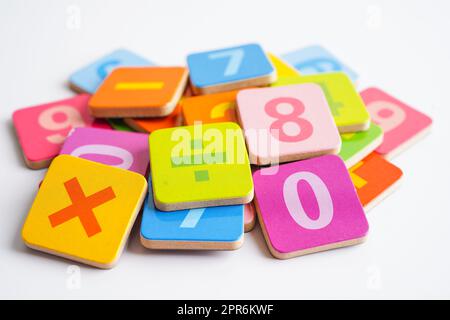 Anzahl Holzblock Würfel für das Lernen Mathematik, Bildung Mathematik Konzept. Stockfoto