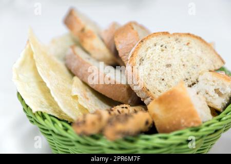 Korb mit frischem Brot Stockfoto