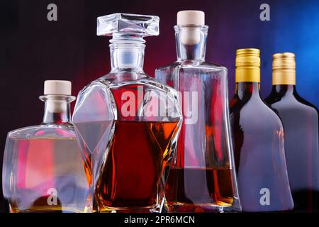 Komposition mit Karaffe und Flaschen verschiedene alkoholische Getränke. Stockfoto