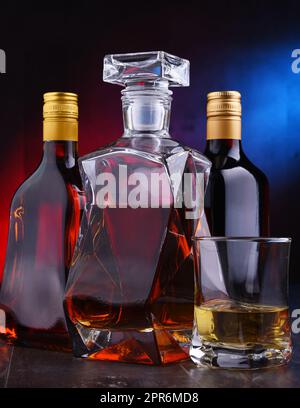 Karaffe und Flaschen mit verschiedenen alkoholischen Getränken Stockfoto