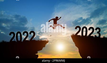 Willkommen, fröhliche Weihnachten und frohes neues Jahr 2023 mit man Jumping. Stockfoto