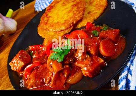 Original ungarischer Gulasch mit Kartoffelpfannkuchen Stockfoto