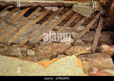 Sehr alte Wandstruktur aus Holz, Schlamm und Stroh Stockfoto