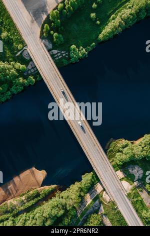 Draufsicht der Luftdrohne von oben auf die Brücke mit Autos, vertikal Stockfoto