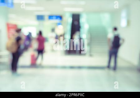 Abstrakter, verschwommener Hintergrund von Reisenden im Flughafen-Boarding-Bereich. Stockfoto
