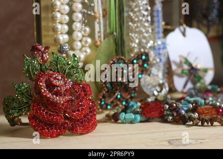 Klassisches Armband mit Rhinestone-Rosen und Schmuckkästchen im Hintergrund Stockfoto