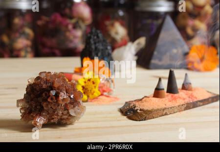 Aragonitkristall mit Incense und Steinpyramide auf Meditationsaltar Stockfoto