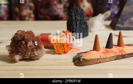 Aragonitkristall mit Incense und Steinpyramide auf Meditationsaltar Stockfoto