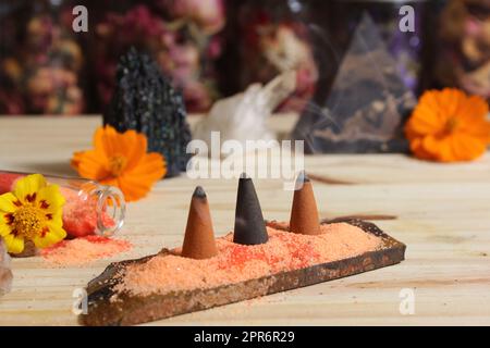 Rockkristall mit Incense und Steinpyramide auf dem Meditationsaltar Stockfoto