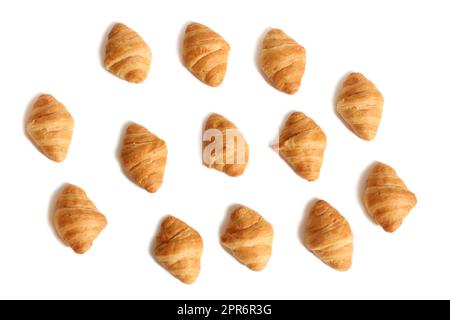 Frisch gebackene Croissant Rolls, isoliert auf weißem Hintergrund Stockfoto