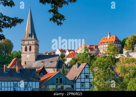 Altstadt von Warburg mit der katholischen Kirche St. Maria-Heimsuchung im östlichen Nordrhein-Westfalen in Deutschland Stockfoto