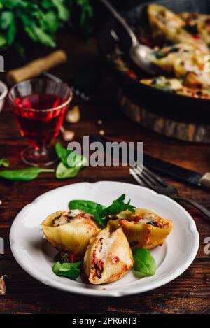 Pasta gefüllt mit Hackfleisch, Spinat und Käse Stockfoto