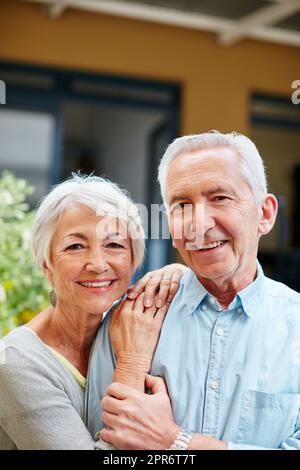 Nach all den Jahren immer noch verliebt. Porträt eines glücklichen älteren Paares im Freien. Stockfoto