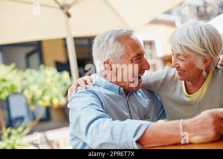 Wer sagt, Spaß sei nur für die Jungen. Aufnahme eines glücklichen älteren Paares, das Zeit zusammen in einem Café verbringt. Stockfoto