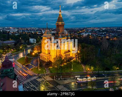 Luftfoto von einem Flug über die orthodoxe Kathedrale von Timisoara und das beleuchtete Stadtzentrum. Foto aufgenommen am 17. April 2023 in Timisoara, Ti Stockfoto