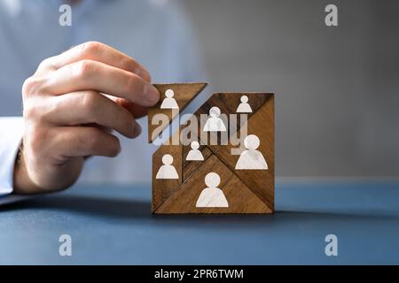 HR-Personalbeschaffung – Hand für Tangram Puzzle Stockfoto