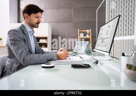 Professioneller Buchhalter Mit Buchhaltung Stockfoto