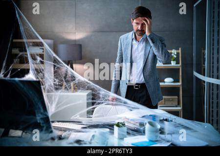 Verlassenes, Deprimiertes, Bankrottes Firmenbüro Stockfoto