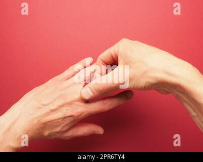 Handposition für Mudra Nr. 2 in Jin Shin Jyutsu, alternative Heilmethode oder Selbsthilfekonzept Stockfoto