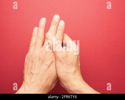 Handposition für Mudra Nr. 4 in Jin Shin Jyutsu, alternative Heilmethode oder Selbsthilfekonzept Stockfoto