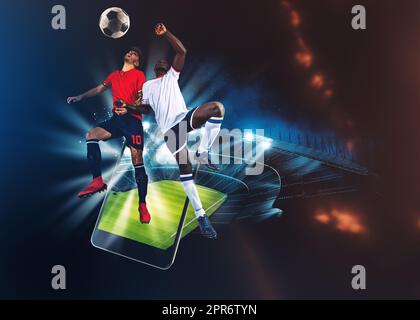 Sehen Sie sich ein Live-Sportereignis auf Ihrem Mobilgerät an. Wetten auf Fußballspiele Stockfoto