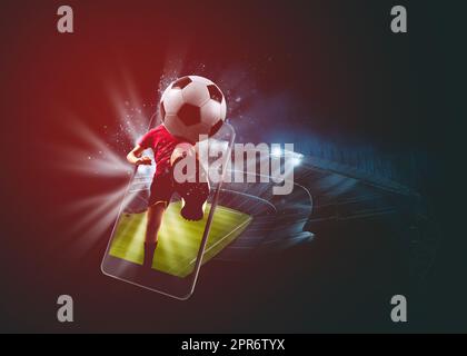 Sehen Sie sich ein Live-Sportereignis auf Ihrem Mobilgerät an. Wetten auf Fußballspiele Stockfoto