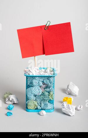 Hülle Voller Papierfolien Und Zwei Wichtige Mitteilungen Auf Dem Stick. Behälter Gefüllt Mit Zerknitterten Notizen Und Verschiedenen Kritischen Informationen, Die Auf Ein Holzstück Geklebt Wurden. Stockfoto