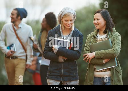 College-Leben. Aufnahme eines Studenten zwischen den Klassen auf dem Campus-Gelände. Stockfoto