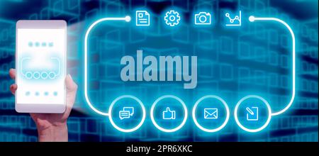 Geschäftsmann, der ein Tablet mit leuchtendem S in der Hand hält und dieselben Bilder auf dem Bild anzeigt. Ein Mobiltelefon mit Touchscreen-Symbolen, die wichtige Prozesse und Informationen enthalten. Stockfoto