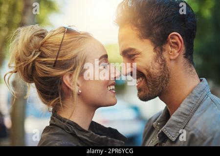 Ihr seid einer von Millionen. Aufnahme eines jungen Paares in der Stadt. Stockfoto