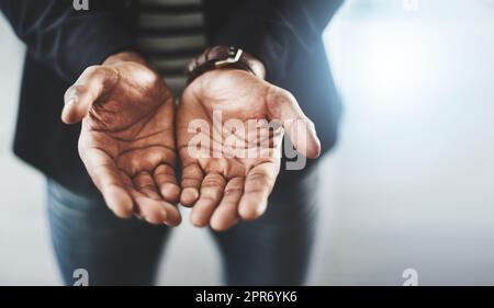 Es ist schwer für mich zu fragen, aber ich muss es. Nahaufnahme eines nicht erkennbaren Geschäftsmannes, der mit zusammengeschränken Händen steht. Stockfoto