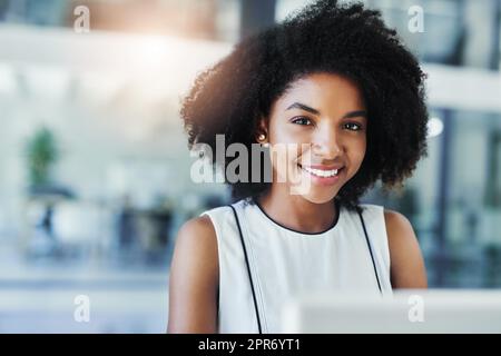 Shes ein harter Arbeiter. Eine kurze Aufnahme einer attraktiven jungen Geschäftsfrau, die in ihrem Büro arbeitet. Stockfoto