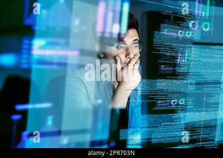 Suche nach Fehlern im Code. Ausgeschnittene Aufnahme eines jungen Computerprogrammierers, der Daten durchschaut. Stockfoto