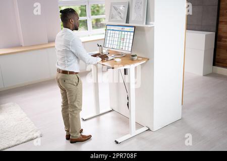 Höhenverstellbarer Tischständer Im Büro Stockfoto