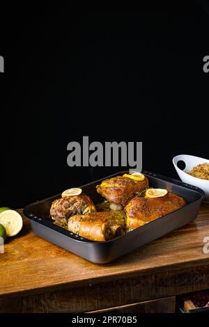 Knusprig gebratene Schweineknöchel aus dem Ofen Stockfoto