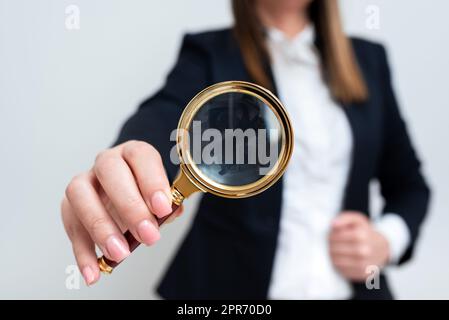 Geschäftsfrau, Die Eine Lupe In Einer Hand Hält. Frau Mit Vergrößerungsglas, Um Auf Wichtige Informationen Hinzuweisen. Lady Im Anzug, Die Die Grausamkeit Heranzoomt. Führungskraft Präsentiert Neue Idee. Stockfoto