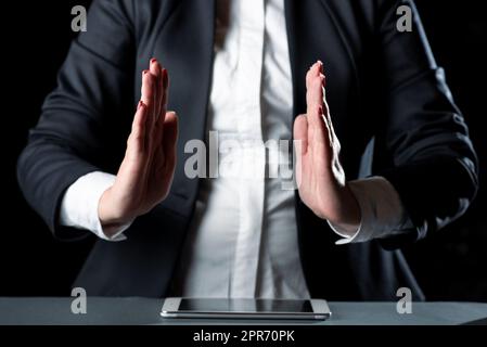 Geschäftsfrau Mit Einer Wichtigen Nachricht Zwischen Den Händen. Eine Frau Im Anzug, Die Eine Neue Grausamkeit Unter Palmen Zeigt. Führungskraft Präsentiert Aktualisierte Kritische Informationen. Stockfoto