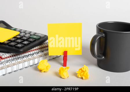 Becher, Notizbücher, Haftnotizen, Taschenrechner, Papierpapierhüllen Und Angeheftete Notiz Mit Wichtigen Nachrichten Am Schreibtisch. Tasse, Zerknitterte Notizen Und Kritische Ankündigungen An Pin. Stockfoto