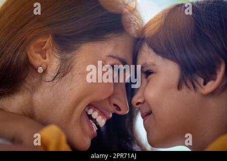 Beim Lernen zu lieben, ist niemand eine größere Lehrerin als Mutter. Ausgeschnittene Aufnahme einer Mutter und ihres jungen Sohnes, die sich zu Hause anklebten. Stockfoto