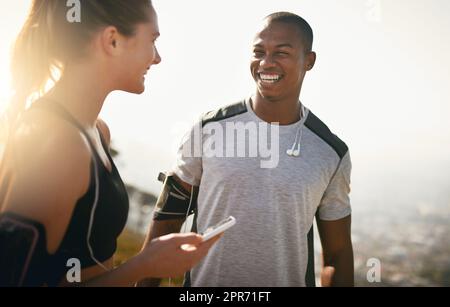 Einen Workout-Freund zu haben, macht den Unterschied aus. Aufnahme eines jungen, frauen Paares, das im Freien zusammen arbeitet. Stockfoto