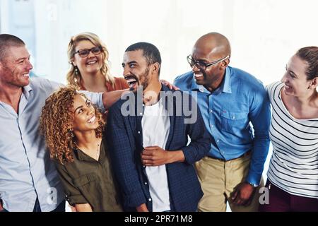 Sie teilen viele lustige Momente miteinander. Aufnahme einer Gruppe von Menschen, die zusammen stehen. Stockfoto