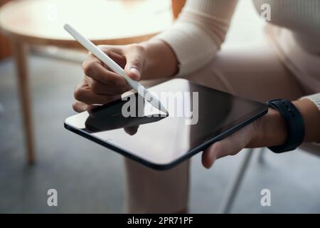 Nahaufnahme der Hand mit dem Eingabestift auf dem digitalen Tablet Stockfoto