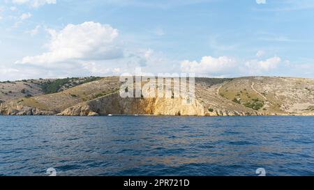 Beliebte Badebucht Goldener Strand auch bekannt als Zlatna Plaža, Plaža Biškupići, Velo Čelo, in der Nähe von Krk in Kroatien Stockfoto